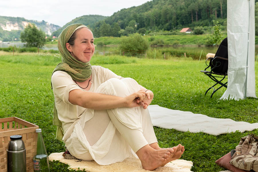 Harmanjot Kaur auf der Elbwiese bei Dresden