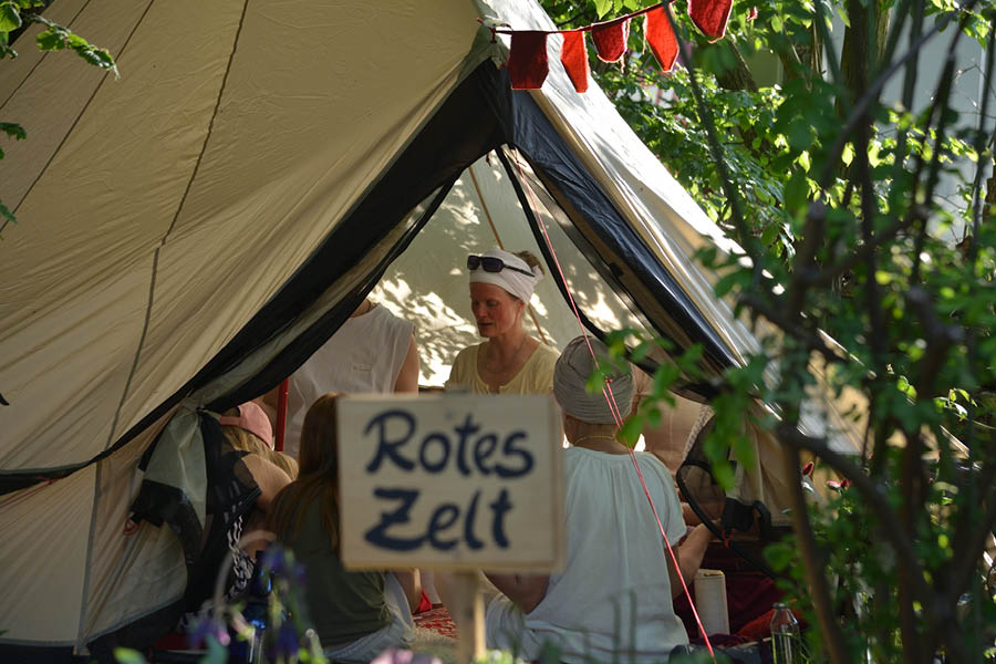RotesZelt900x600